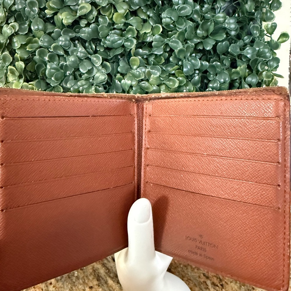 Authentic Louis Vuitton monogram men’s bifold wallet - Picture 6 of 11